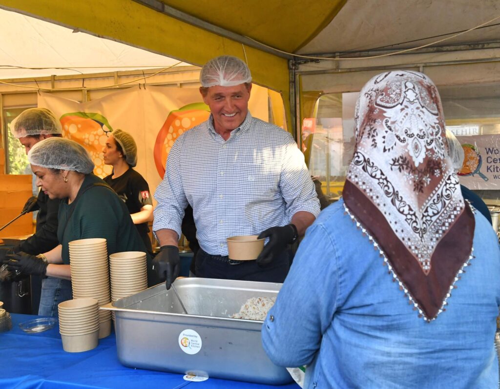 ABD Büyükelçisi Jeff Flake Depremzedelere İftarda Yemek Dağıttı